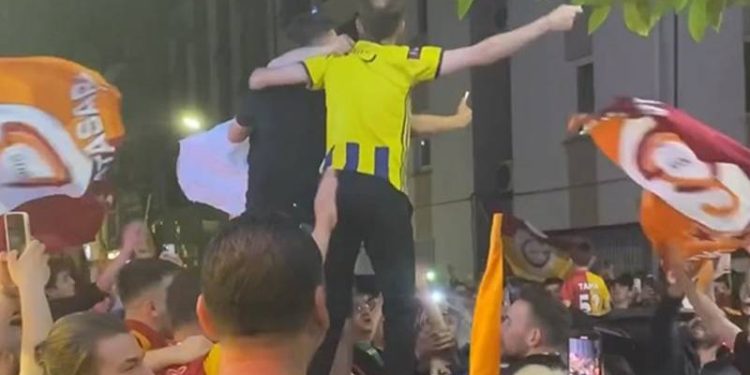Ordu’da Fenerbahçeli bir taraftar, Galatasaray’ın şampiyonluğunu kutladı