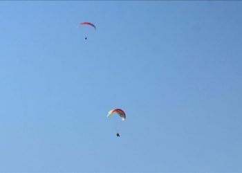 Paraşütle 200 metreden denize düşen kişi öldü