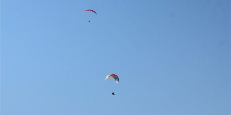 Paraşütle 200 metreden denize düşen kişi öldü