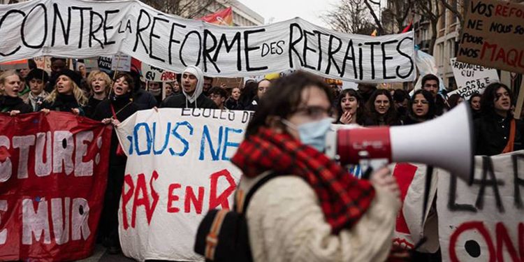 Paris'te emeklilik reformu karşıtı protestoda 28 kişi gözaltına alındı