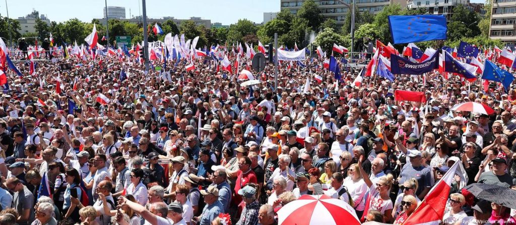 Polonya’da 500 bin kişi hükümeti protesto etti