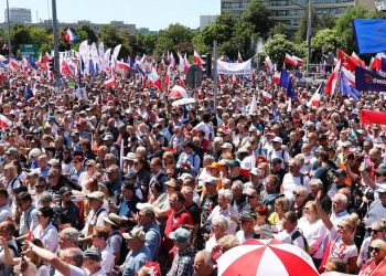 Polonya’da 500 bin kişi hükümeti protesto etti