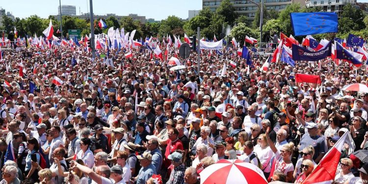 Polonya’da 500 bin kişi hükümeti protesto etti