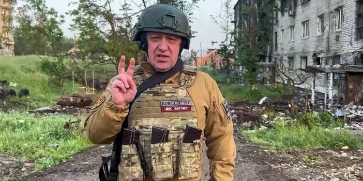 Rusya'da Putin yönetimine karşı 'isyan'ı sona eren paralı asker grubu Wagner'in kurucusu ve patronu Yevgeny Prigojin, "Rus askerlerinin kanı dökülmesin diye geri döndük. Wagner 1 Temmuz'a kadar varlığına son vermek zorunda" dedi.
