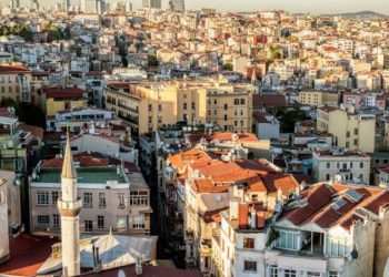 İstanbul Planlama Ajansı'nın raporuna göre İstanbulluların yarısından fazlası geçinemiyor. Katılımcıların yüzde 24,3’ü bazı ödemeleri yapamadığını ve borca girdiğini, yüzde 11’i aslında pek geçinemediğini, yüzde 40,4’ü kıt kanaat geçinebildiğini belirtti.