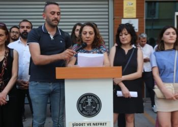 Ruhsat verilmeyen ÖHD'li avukatlara İzmir Barosu önünde destek