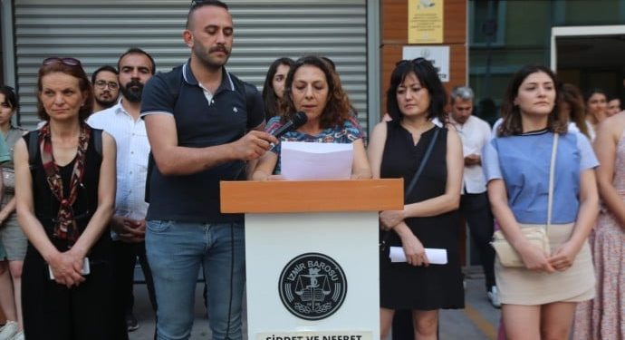 Ruhsat verilmeyen ÖHD'li avukatlara İzmir Barosu önünde destek