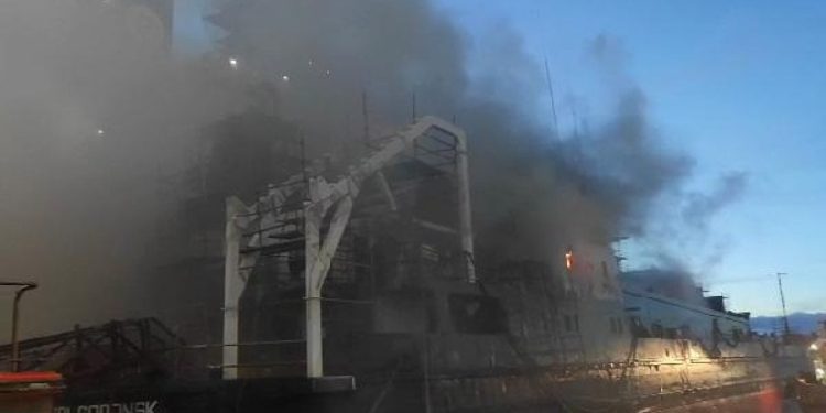 Rusya bayraklı kuru yük gemisinde çıkan yangın söndürüldü