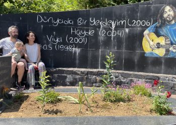 Şair ceketli çocuk Kazım Koyuncu, mezarı başında şarkılarla anıldı!