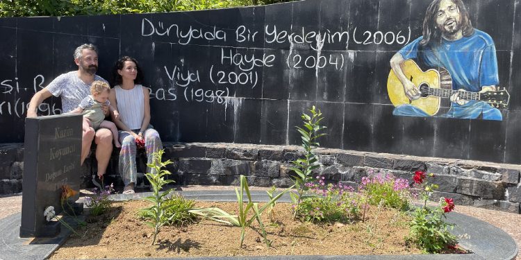 Şair ceketli çocuk Kazım Koyuncu, mezarı başında şarkılarla anıldı!