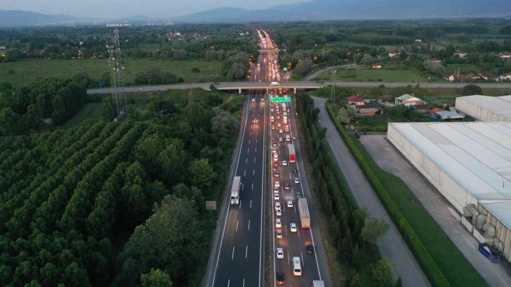 Sakarya'daki otoyollarda trafik yoğunluğu: Trafik durma noktasına geldi