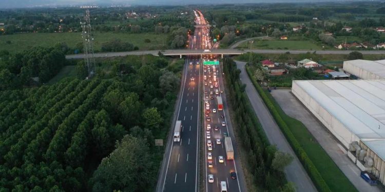 Sakarya'daki otoyollarda trafik yoğunluğu: Trafik durma noktasına geldi
