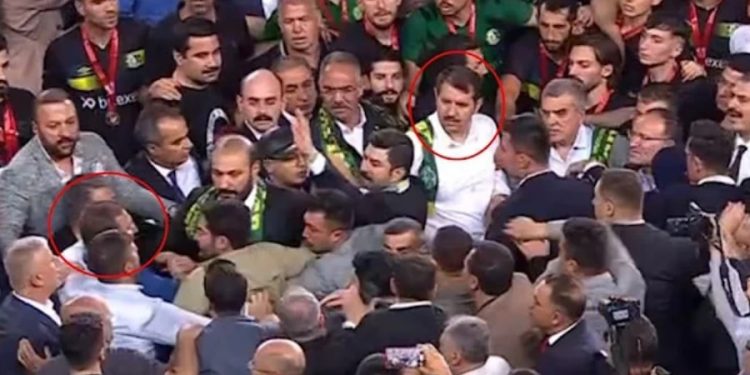 Şanlıurfaspor’un kupa töreninde gerginlik: Vali Ayhan, kupayı İYİ Partili başkanın elinden aldı
