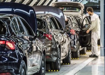 Sektörde 'döviz kuru' etkisi: Otomobilde zam bekleniyor