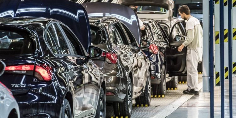 Sektörde 'döviz kuru' etkisi: Otomobilde zam bekleniyor