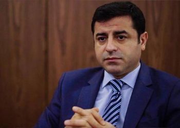 Edirne F Tipi Cezaevi’nde tutuklu bulunan eski HDP Eş Genel Başkanı Selahattin Demirtaş, “halkımıza layık bir politika ortaya koyamadığımız için özür diliyorum” diyerek aktif siyaseti bıraktığını açıkladı.