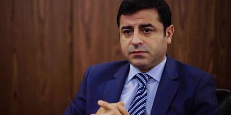 Edirne F Tipi Cezaevi’nde tutuklu bulunan eski HDP Eş Genel Başkanı Selahattin Demirtaş, “halkımıza layık bir politika ortaya koyamadığımız için özür diliyorum” diyerek aktif siyaseti bıraktığını açıkladı.
