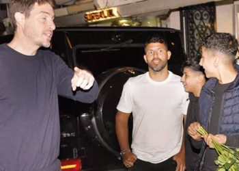 Arjantinli eski futbolcu Sergio Agüero, UEFA Şampiyonlar Ligi finalini izlemek üzere geldiği İstanbul’da taksi bulmakta zorlandı. Yemek yediği mekânın kapısında yarım saat bekleyen Aguero’nun imdadına meslektaşı Gökhan Gönül yetişti.