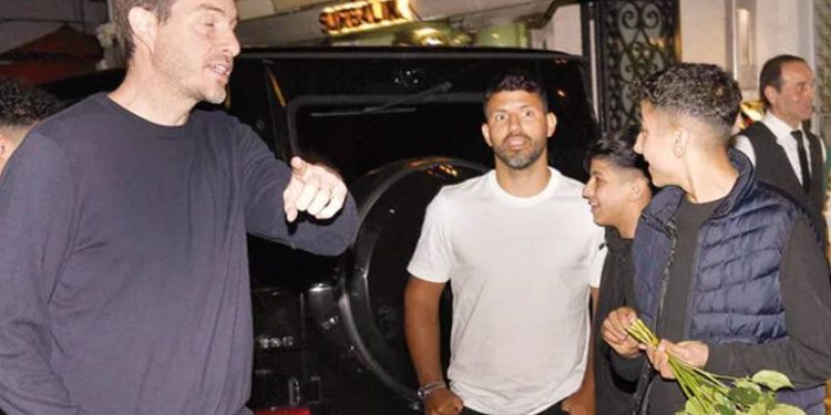 Arjantinli eski futbolcu Sergio Agüero, UEFA Şampiyonlar Ligi finalini izlemek üzere geldiği İstanbul’da taksi bulmakta zorlandı. Yemek yediği mekânın kapısında yarım saat bekleyen Aguero’nun imdadına meslektaşı Gökhan Gönül yetişti.