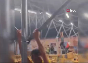 Şiddetli rüzgar tenteye tutunan insanları uçurdu!