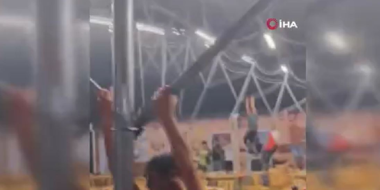 Şiddetli rüzgar tenteye tutunan insanları uçurdu!