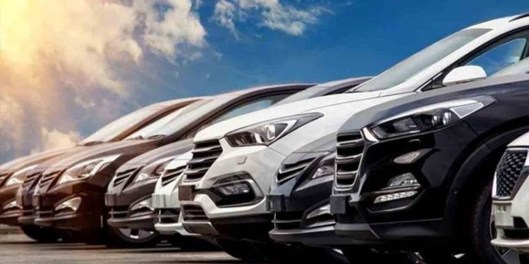 Sıfır araç almak için en az 3 ay sıraya girilirken, daha önceden alım yapan galeriler bu araçları bedelinin çok üzerinde satışa çıkarıyor.