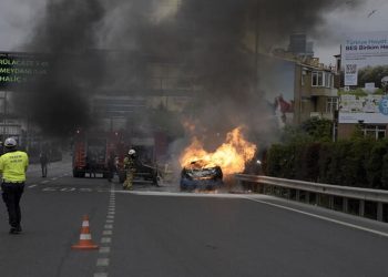 Şişli'de seyir halindeki otomobil alev alev yandı