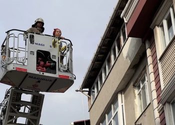 Sultangazi'de merdivenleri çöken binadan 12 kişi kurtarıldı