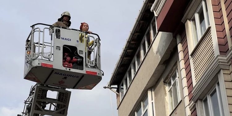 Sultangazi'de merdivenleri çöken binadan 12 kişi kurtarıldı