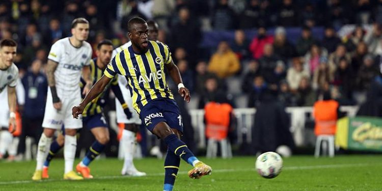 Spor Toto Süper Lig'de 2022-2023 sezonunda hakemler, 136 kez beyaz noktayı gösterdi.