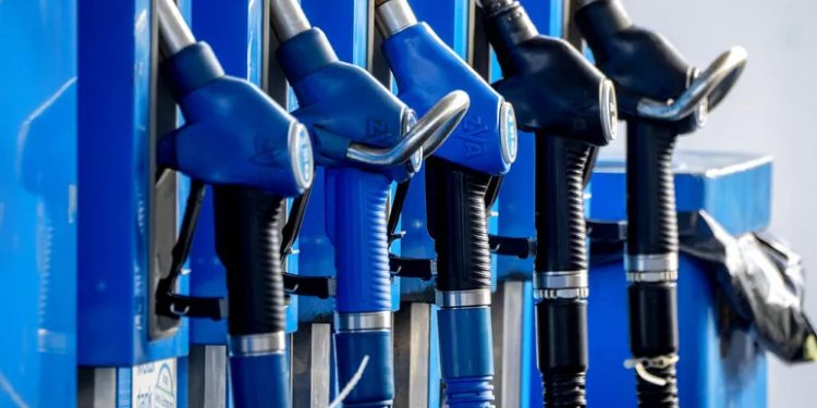 Suudi Arabistan'ın Temmuz ayından itibaren üretimi günde 1 milyon varil daha azaltma kararı almasının ardından petrol fiyatları varil başına 1 dolar arttı.