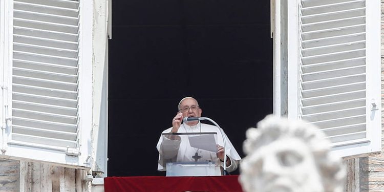 Taburcu olan Papa, Angelus Duası yaptı
