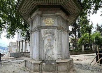 Tarihi Emirgan Çeşmesi'ne BEDAŞ, iş makinesiyle çarparak zarar vermiş