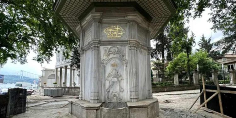 Tarihi Emirgan Çeşmesi'ne BEDAŞ, iş makinesiyle çarparak zarar vermiş