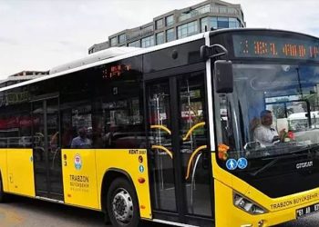 Trabzon'da toplu taşıma ücretlerine yüzde 40'a varan oranlarda zam yapıldı. Kentteki yurttaşlar zamma tepki gösterirken, dolmuşçu esnafı ise zammın yetersiz olduğunu söyledi.