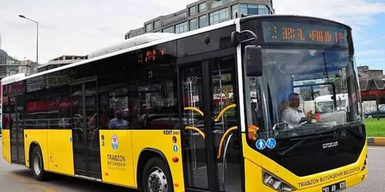 Trabzon'da toplu taşıma ücretlerine yüzde 40'a varan oranlarda zam yapıldı. Kentteki yurttaşlar zamma tepki gösterirken, dolmuşçu esnafı ise zammın yetersiz olduğunu söyledi.