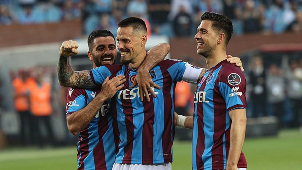 Trabzonspor farkla kazandı, Hamsık'e veda etti