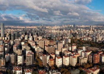 Türkiye'de konut krizi: Gençlerin yarısı aşırı kalabalık evlerde yaşıyor