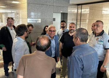 TELE1 Genel Yayın Yönetmeni Merdan Yanardağ, Sulh Ceza Hakimliği sorgusunda AKP Milletvekili Galip Ensarioğlu’nun konuşmasını eleştirdiğini belirterek “Sanki o görüşleri eleştirmiş değil de destekleyip ileri taşımış kişi olarak buraya getirildim” dedi. Yanardağ, kamuoyunu bilgilendirme ve aydınlatma görevini yerine getirmeye çalıştığını söyledi.