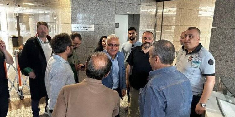 TELE1 Genel Yayın Yönetmeni Merdan Yanardağ, Sulh Ceza Hakimliği sorgusunda AKP Milletvekili Galip Ensarioğlu’nun konuşmasını eleştirdiğini belirterek “Sanki o görüşleri eleştirmiş değil de destekleyip ileri taşımış kişi olarak buraya getirildim” dedi. Yanardağ, kamuoyunu bilgilendirme ve aydınlatma görevini yerine getirmeye çalıştığını söyledi.