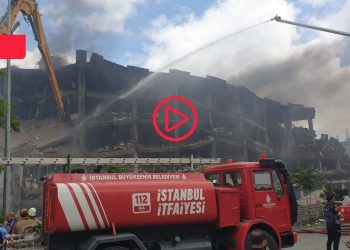 Üç gündür yanan tekstil fabrikasını söndürmeye çalışan itfaiyeciler: Ne zaman söner kestiremiyoruz