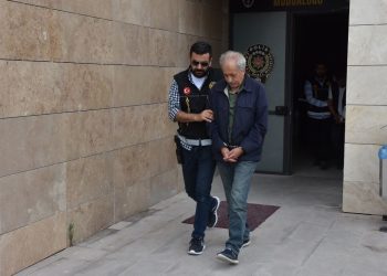 Üç ilde kendilerini polis olarak tanıtıp dolandırıcılık yapan beş kişi tutuklandı