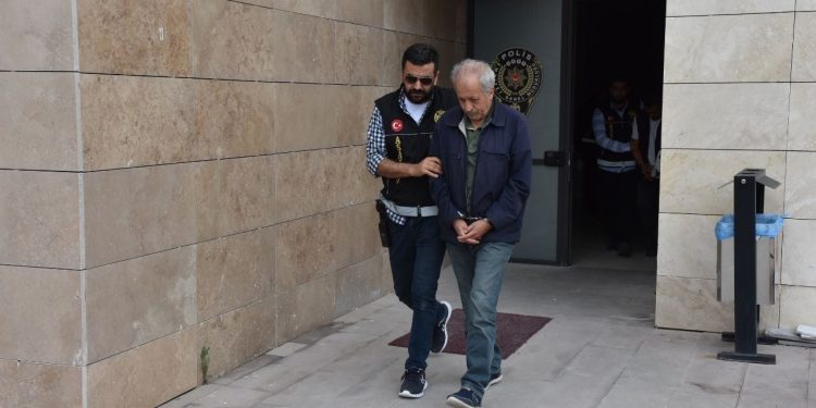 Üç ilde kendilerini polis olarak tanıtıp dolandırıcılık yapan beş kişi tutuklandı