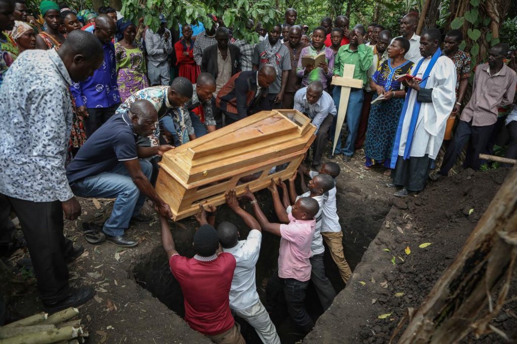 Uganda'daki okul saldırısında korkunç detaylar: Kız öğrenciler palayla öldürüldü, erkekler ateşe verildi