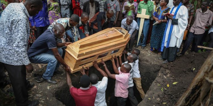 Uganda'daki okul saldırısında korkunç detaylar: Kız öğrenciler palayla öldürüldü, erkekler ateşe verildi