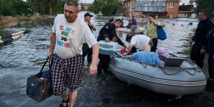 Ukrayna’da yıkılan baraj binlerce kişiyi yerinden etti