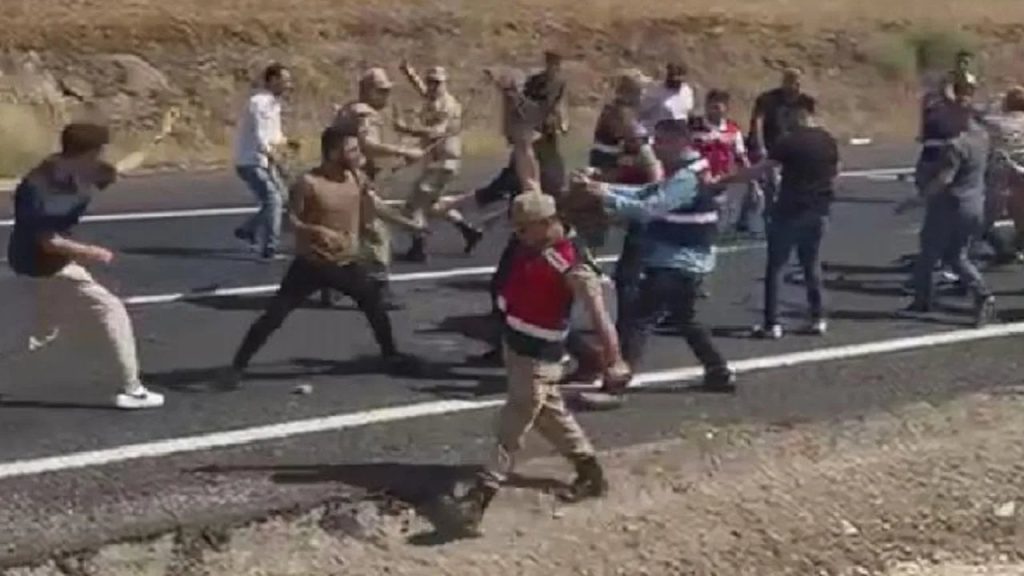 Urfa'da intihar girişiminde bulunan kişi yolu trafiğe kapattı, linç edilmek istendi