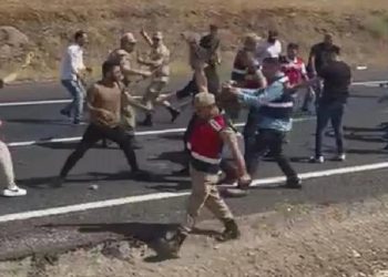 Urfa'da intihar girişiminde bulunan kişi yolu trafiğe kapattı, linç edilmek istendi