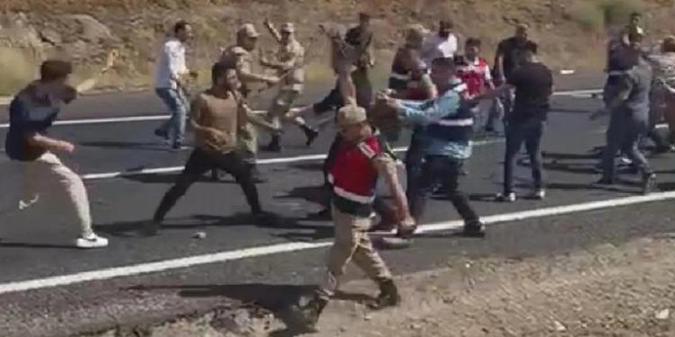 Urfa'da intihar girişiminde bulunan kişi yolu trafiğe kapattı, linç edilmek istendi