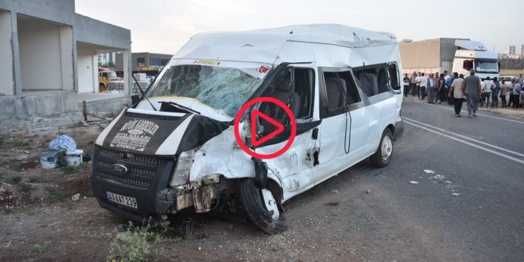 Urfa'da tarım işçilerini taşıyan minibüs ile tır çarpıştı: 21 yaralı